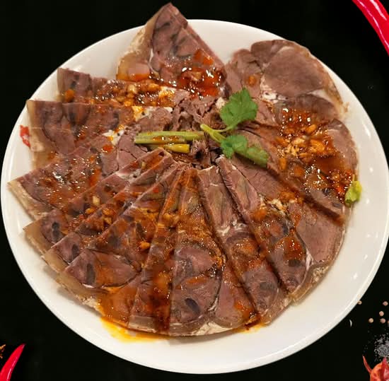 X07.五香酱牛肉（酱汁微辣）Marinated Beef with spicy sauce